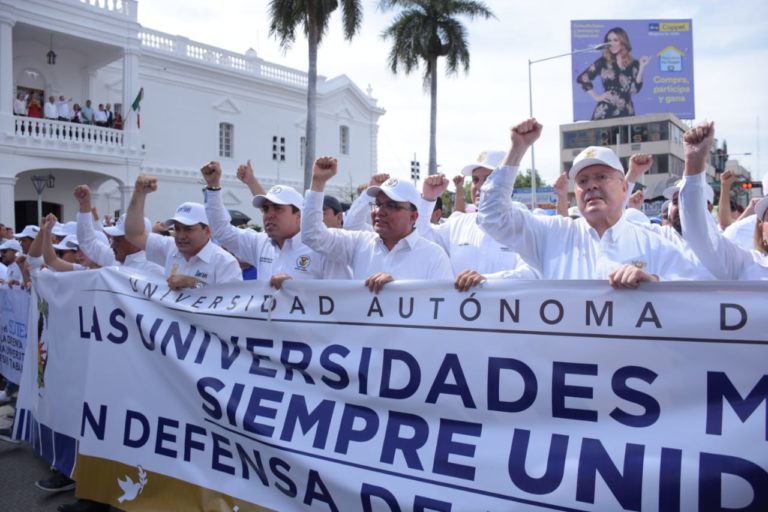 Se manifiesta la UAS en defensa de la autonomía