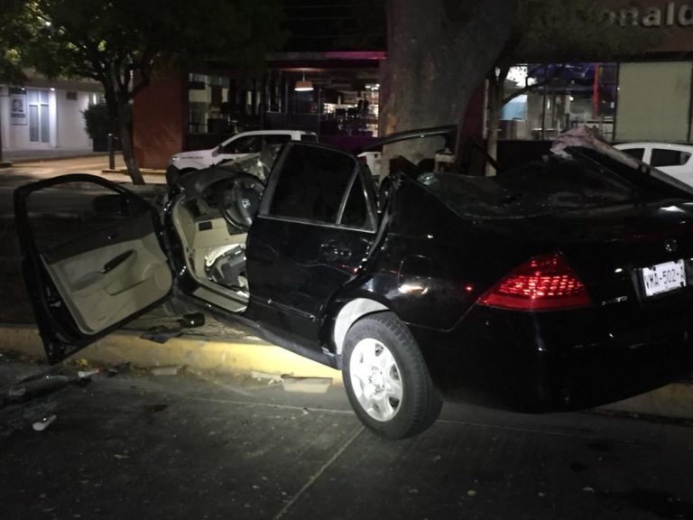 Muere mujer y tres más resultan heridos al chocar auto contra árbol cerca de Palacio de Gobierno