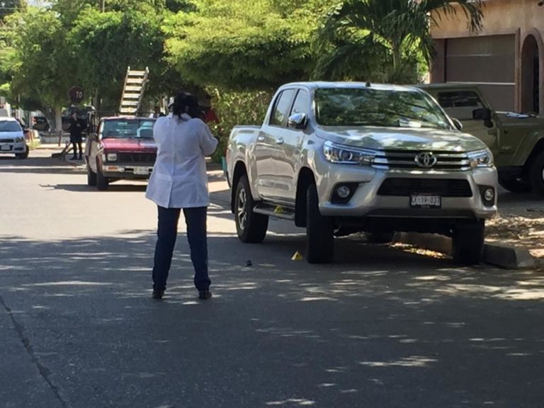 Balean camioneta estacionada en la colonia Hidalgo de Culiacán