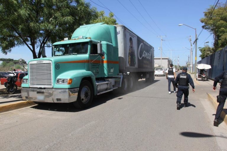 Rescatan a dos secuestrados y recuperan tráiler en Villa Juárez