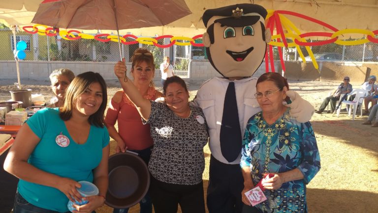 Vialito, la estrella de la policía, cumple 24 años y se luce con mamá