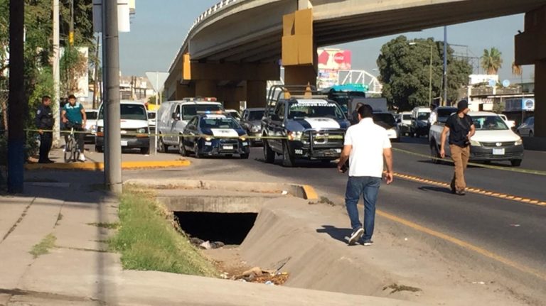 Rescatan cadáver en canal pluvial de la calzada Aeropuerto en Culiacán