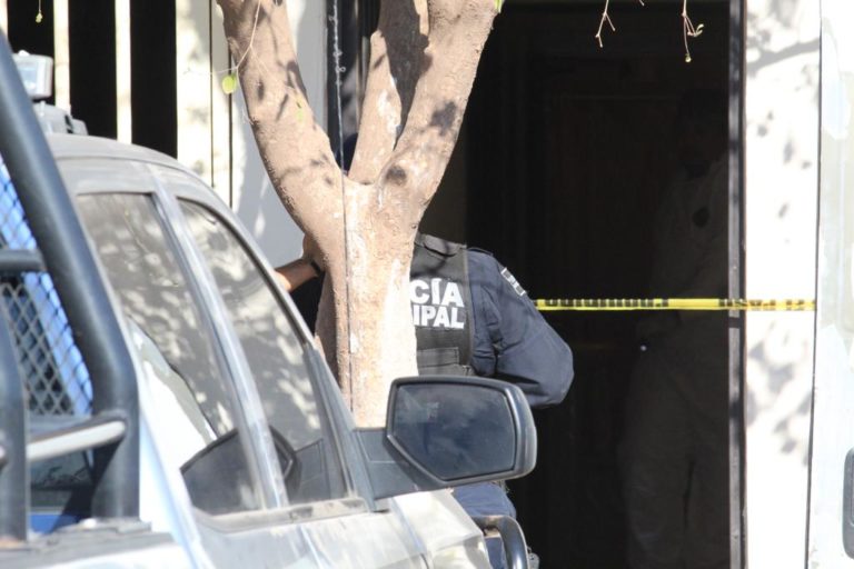 Hallan muerta a mujer en su casa; su pareja fue detenida