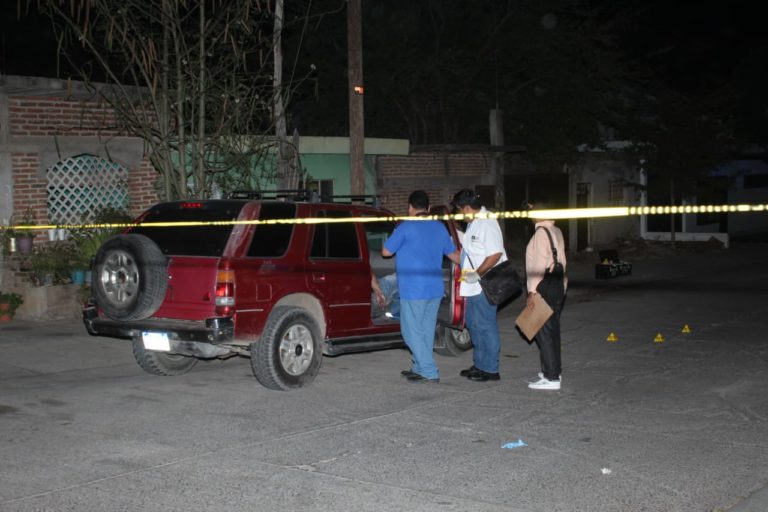 Ejecutan a dos en una camioneta en la colonia Hidalgo de Culiacán