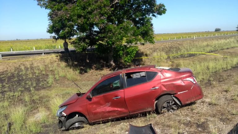 Joven fallece en volcadura sobre la Maxipista