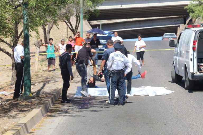 Se impacta motociclista contra poste y fallece al instante al sur de Culiacán