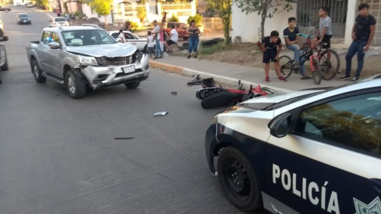 Niño de 6 años herido en accidente de moto y camioneta en la colonia Estela Ortiz de Culiacán