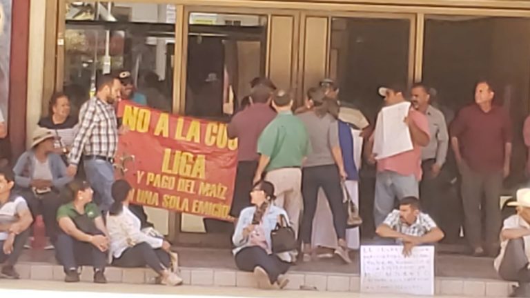 Radicalizan agricultores protesta; ‘toman’ Palacio de Gobierno
