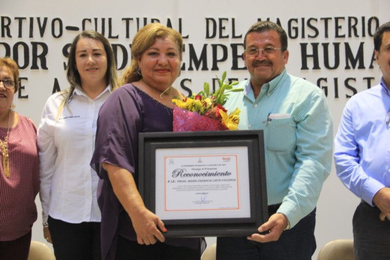 Reconoce alcalde trayectoria del magisterio