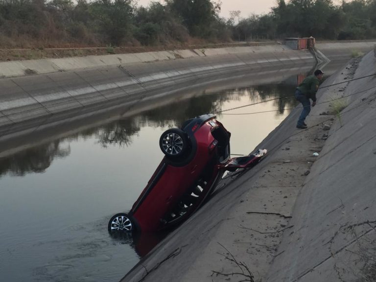Encuentran a dos ejecutados en auto sacado de un canal