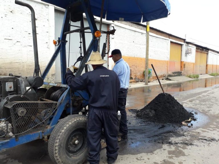 Basura, arena y grava, lo que sacan de la alcantarilla antes de lluvias