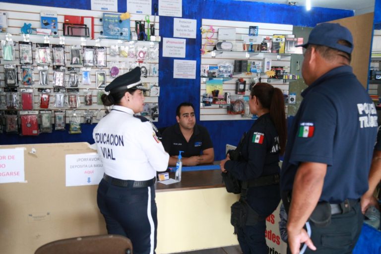 Se bajan policías de patrullas y dialogan con la gente en Navolato