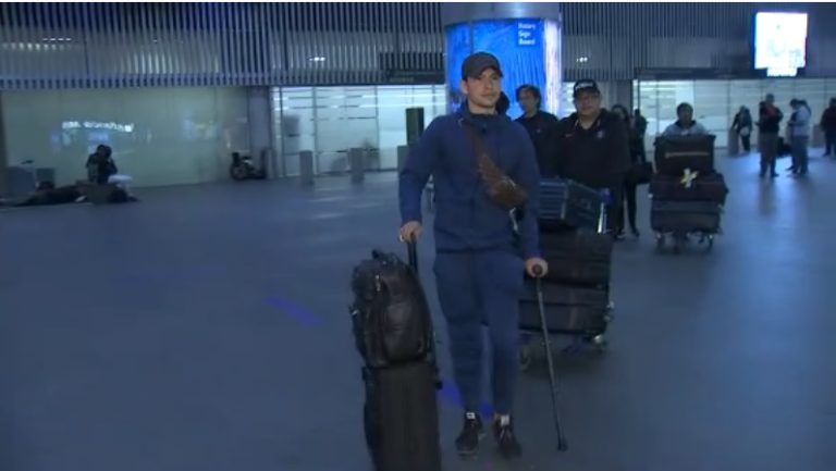 ‘Chucky’ Lozano arriba a México con bastón