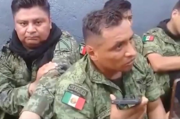 Desarman y exhiben a elementos del Ejército retenidos en La Huacana (video)