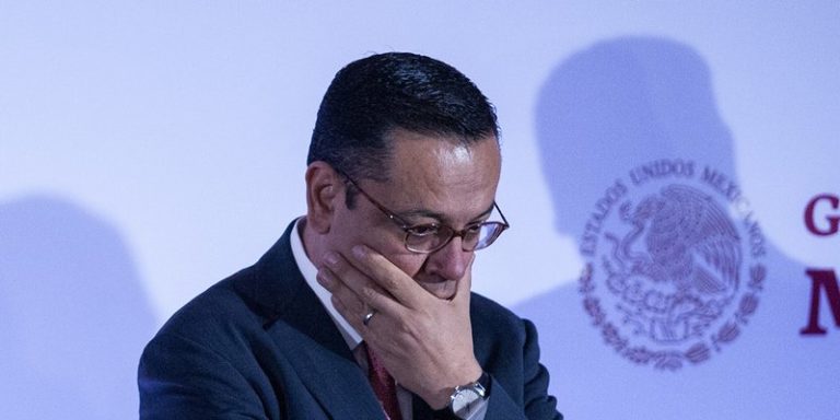 Renuncia director del IMSS; acusa a Hacienda de ‘injerencia’