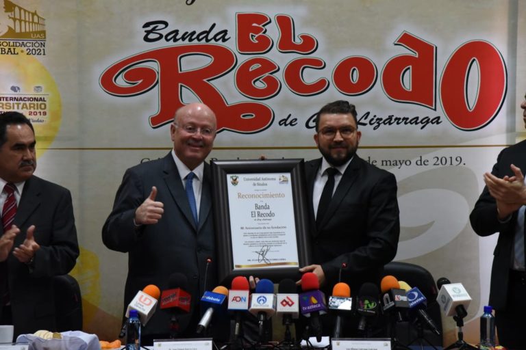 Entrega la UAS reconocimiento a la Banda El Recodo por su trayectoria