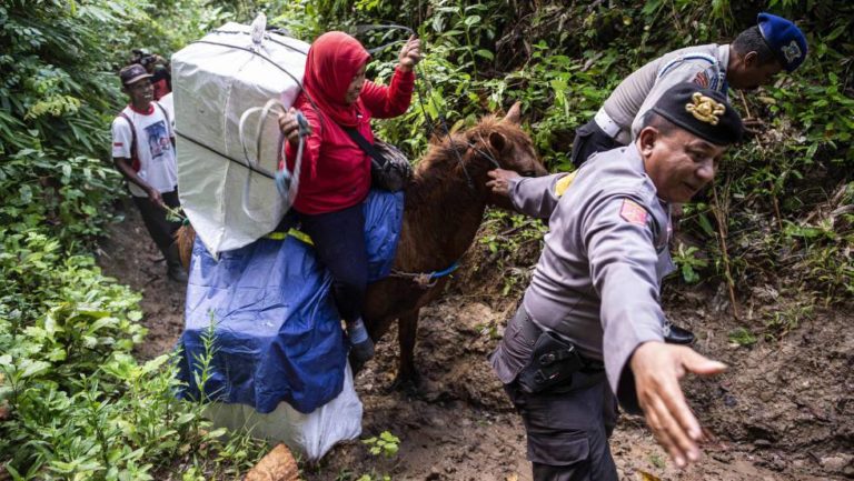 Más de 300 trabajadores muertos por agotamiento en recuento de votos tras elecciones de Indonesia