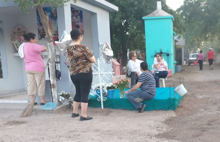 Panteones y florerías, los más visitados en víspera del Día del Padre