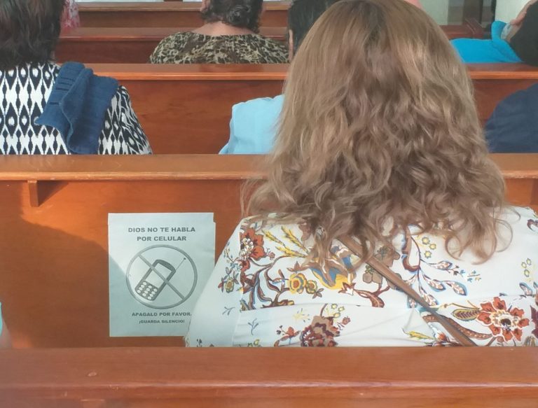 Dios no te habla por celular: iglesia al prohibirlos