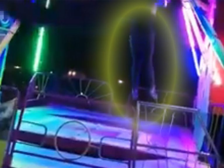 ¡De terror! Mujer cae de juego mecánico en Ciudad Juárez (video)
