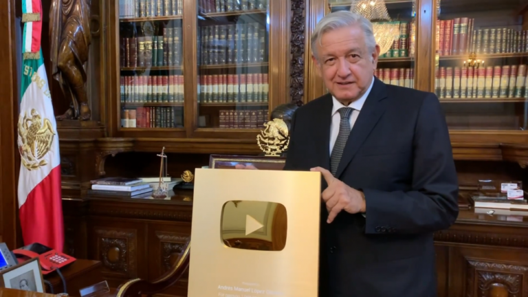 AMLO recibe el ‘Botón de Oro’ de YouTube por alcanzar el millón de suscriptores