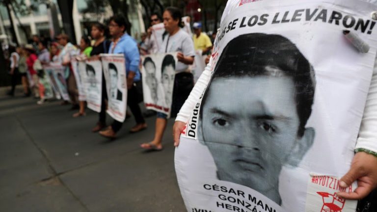 Difunden el video de la tortura contra un detenido por el caso Ayotzinapa asfixiado con una bolsa