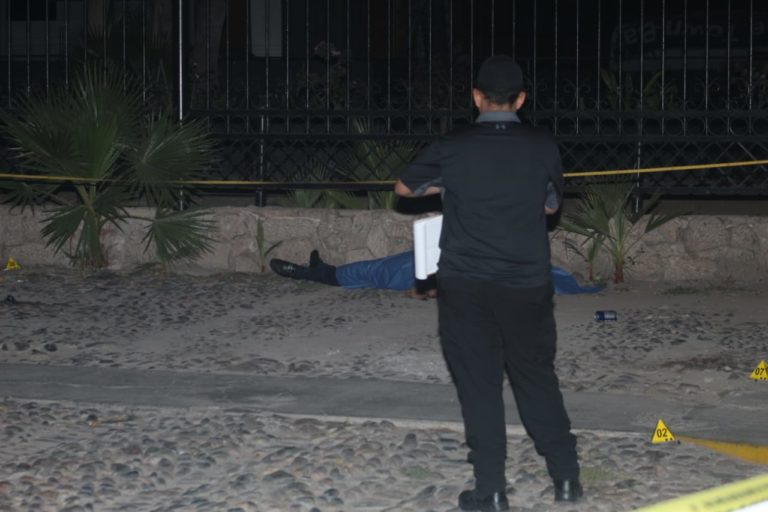 Ejecutan a joven en entrada a motel; había 51 casquillos de arma