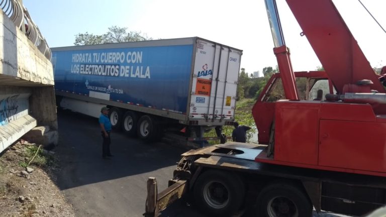 Tráiler queda suspendido y a punto de volcarse