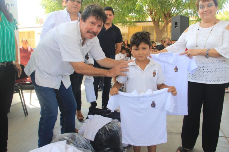 Entregan 5 mil uniformes a niños de nivel básico de Villa Benito Juárez