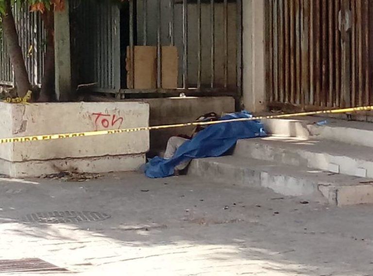 Muere mujer en la calle por presunta sobredosis