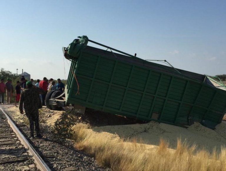 Tren arrastra torton con 20 toneladas de maíz; el conductor ileso