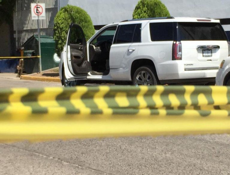 Lo atacan a balazos; salía de una marisquería