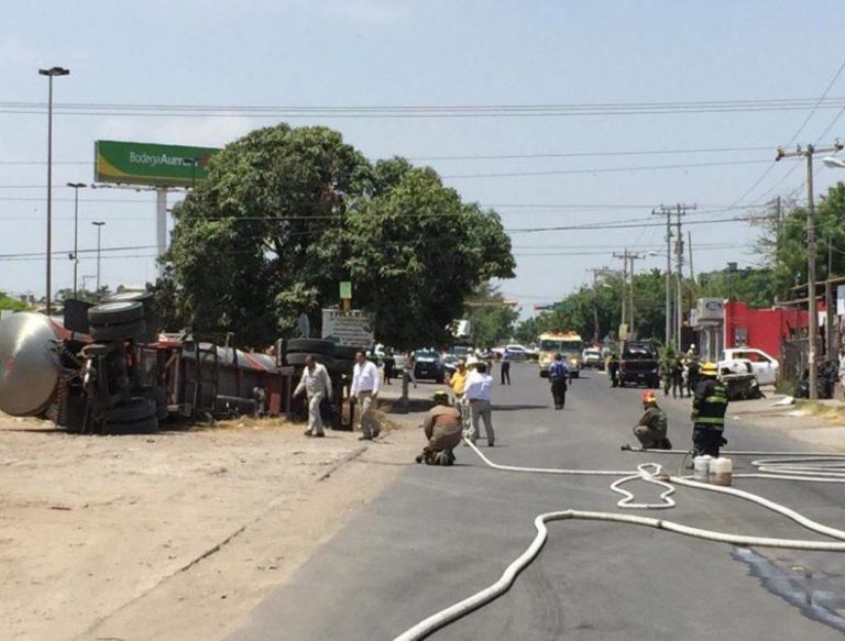 Vuelca pipa de Pemex y evacuan a 3 mil en Culiacán