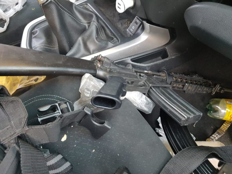 Tras persecución caen tres con armas y municiones en Mazatlán