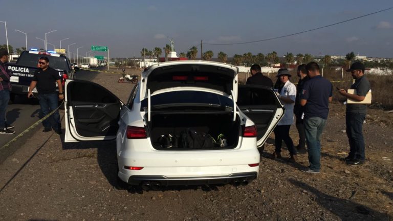 En un Audi hallan muerto a joven al sur de Culiacán