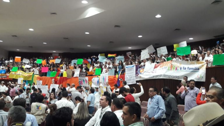 Matrimonios igualitarios enfrenta a grupos en el Congreso