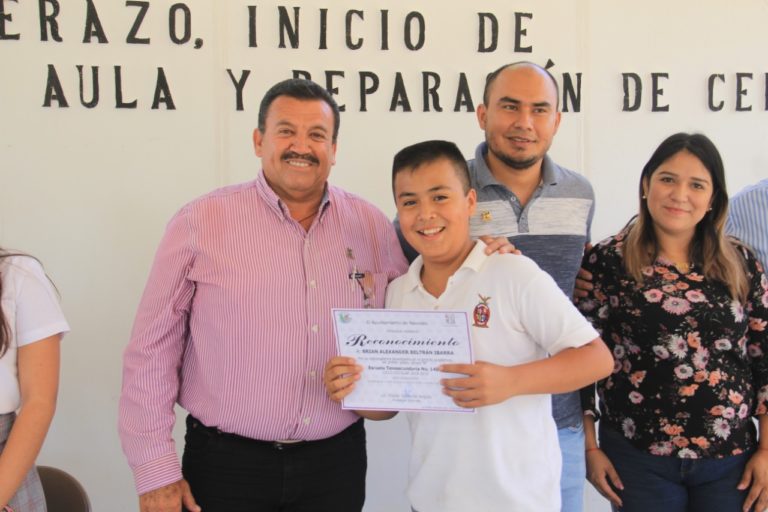 Alcalde entrega $600 mil a dos escuelas