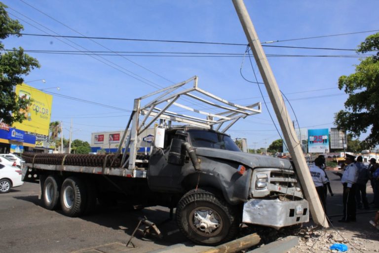 Camión se queda sin frenos y se lleva dos autos