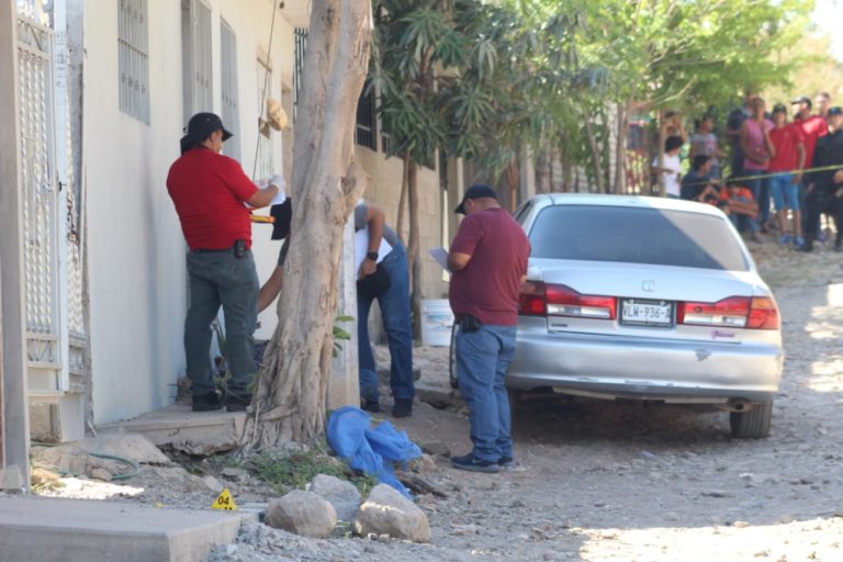 Mujer abre la puerta de su casa y encuentra un cadáver