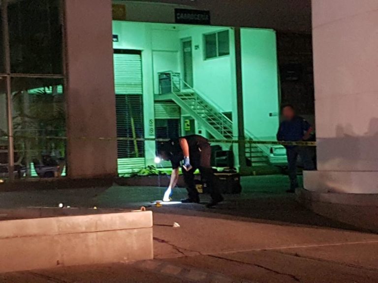 Policías frustran robo de auto en calzada Aeropuerto