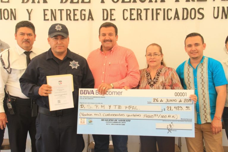 ¡Policías felices! Les entregan 21 mil pesos en su día