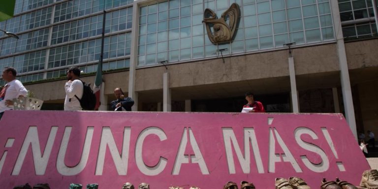 Roban zapatitos de bronce de niños de la Guardería ABC