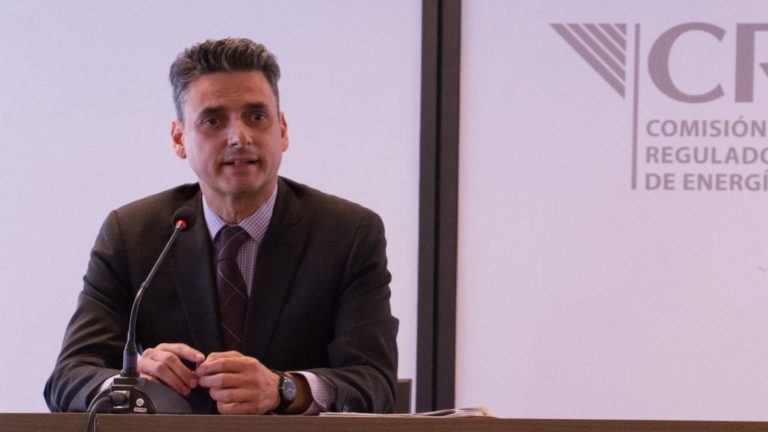 Renuncia presidente de la CRE por diferencias con nuevos comisionados