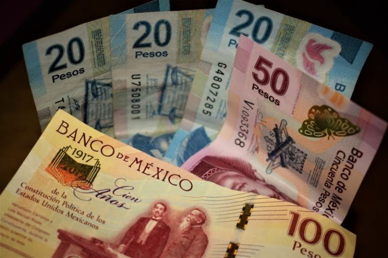El dólar acelera su caída; supera los 20 pesos
