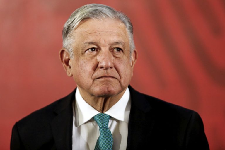 Baja popularidad de AMLO, pero mantiene amplio apoyo: encuesta