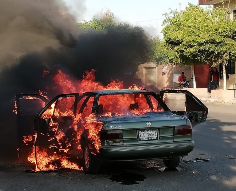 Conductor sale ileso al incendiarse auto en el Centro de Navolato