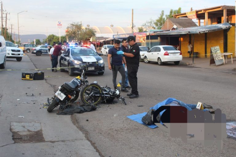 Por evadir tope se impactan de frente dos motociclistas