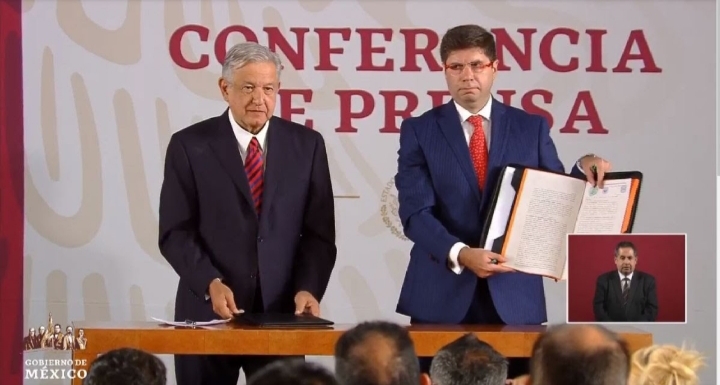 AMLO firma compromiso ante notario para su no reelección