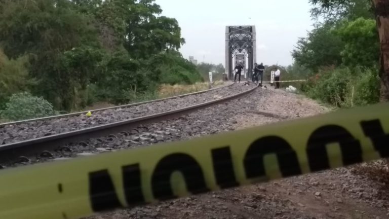 Estaba acostado sobre las vías, no se percató del tren y lo atropelló
