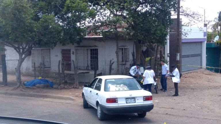 Muere motociclistas tras impactarse contra auto